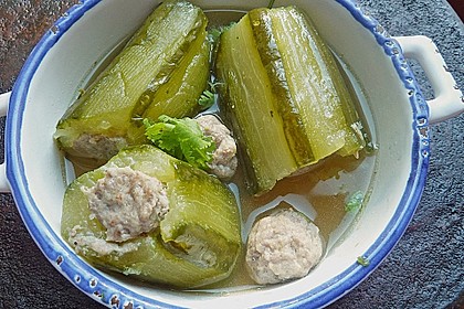 Suppe mit gef&uuml;llter Gurke