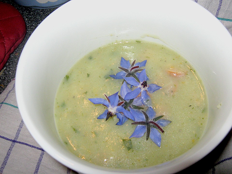 Kartoffelsuppe mit Borretsch und Borretschblüten (Rezept mit Bild ...