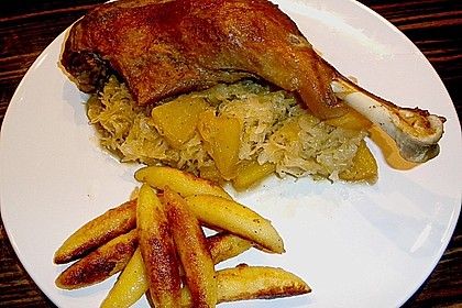 G&auml;nsekeulen mit Sauerkraut und Trauben