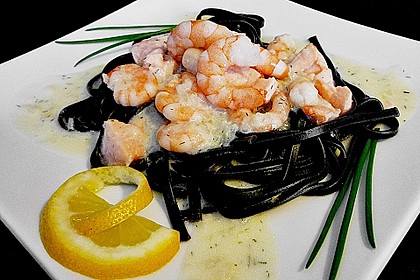 Schwarze Nudeln mit Scampis und Lachs
