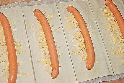 W&uuml;rstchen in Bl&auml;tterteig mit K&auml;se