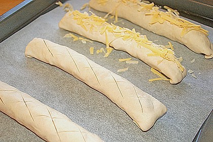 W&uuml;rstchen in Bl&auml;tterteig mit K&auml;se 1