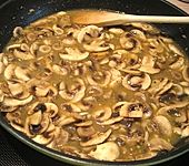 Champignons in Wei&szlig;weinsauce auf R&ouml;sti (Bild)