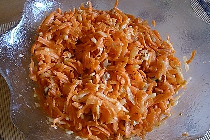 Möhren - Apfel - Salat mit Orangendressing und Walnüsse 11