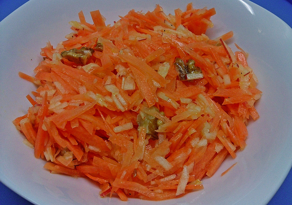Möhren - Apfel - Salat mit Orangendressing und Walnüsse (Rezept mit ...