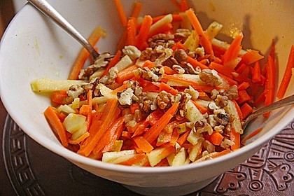 Möhren - Apfel - Salat mit Orangendressing und Walnüsse 7