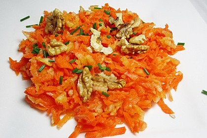 Möhren - Apfel - Salat mit Orangendressing und Walnüsse