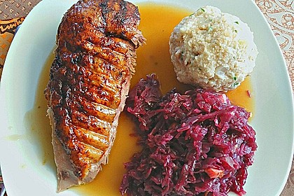 Mit Knödelmasse gefüllte Ente mit Semmelknödeln 7