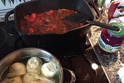Gulasch vom Rind mit Schalotten und Paprika 21