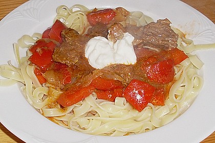 Gulasch vom Rind mit Schalotten und Paprika 14