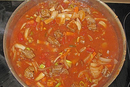 Gulasch vom Rind mit Schalotten und Paprika 26