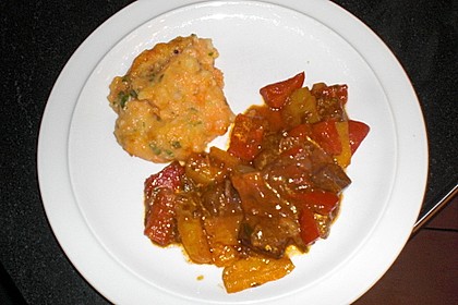 Gulasch vom Rind mit Schalotten und Paprika 25