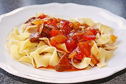 Gulasch vom Rind mit Schalotten und Paprika 3