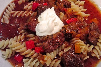 Gulasch vom Rind mit Schalotten und Paprika 9