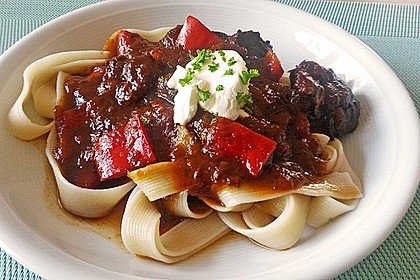 Gulasch vom Rind mit Schalotten und Paprika