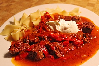 Gulasch vom Rind mit Schalotten und Paprika 8