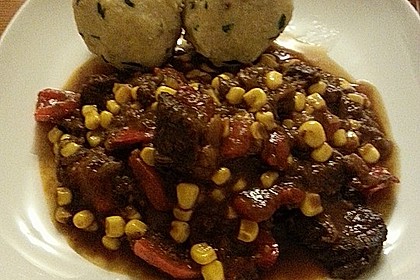Gulasch vom Rind mit Schalotten und Paprika 27