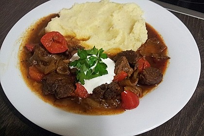 Gulasch vom Rind mit Schalotten und Paprika 4