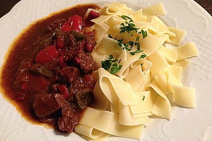 Gulasch vom Rind mit Schalotten und Paprika 5