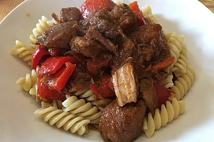 Gulasch vom Rind mit Schalotten und Paprika 6