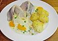 Matjesfilets mit fruchtigem Currydip und buttergeschwenkten Pellkartoffeln