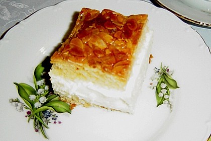 Bienenstich mit Pudding und Sahne