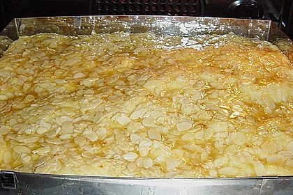 Bienenstich mit Pudding und Sahne 1