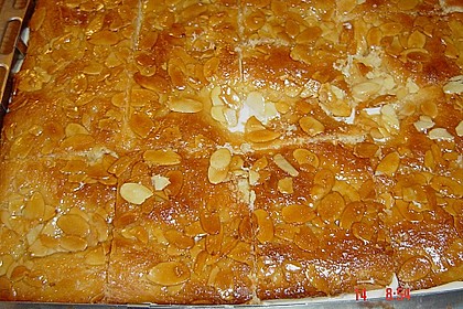 Bienenstich mit Pudding und Sahne 2