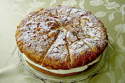 Bienenstich mit Pudding und Sahne 3