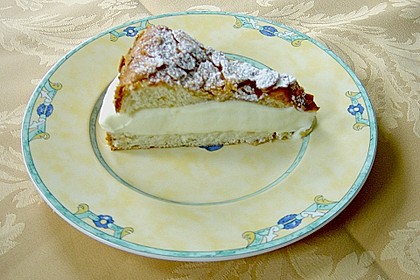 Bienenstich mit Pudding und Sahne 4