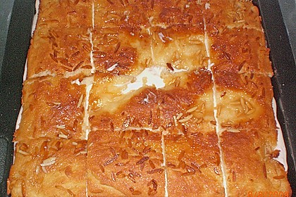 Bienenstich mit Pudding und Sahne 5