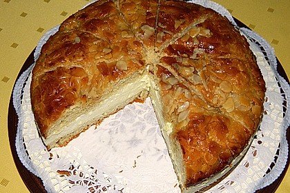Bienenstich mit Pudding und Sahne 11