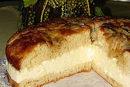 Bienenstich mit Pudding und Sahne 12