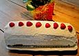 Biskuitrolle mit frischen Erdbeeren