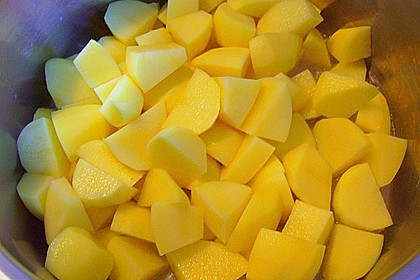 Kartoffeleintopf mit Erbsen, M&ouml;hren und Bockw&uuml;rstchen