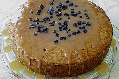 Buttermilchkuchen mit Karamellsauce