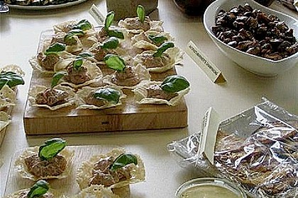 Ziegenk&auml;secreme in Parmesanhippen