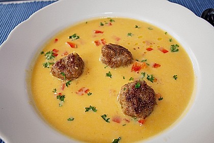 K&uuml;rbissuppe mit Hackb&auml;llchen