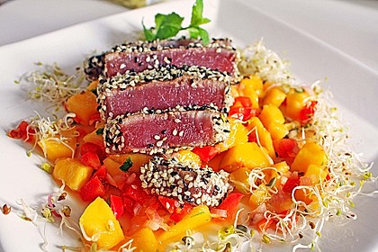 Thunfischfilet in Zimt - Sesam - Kruste auf Chili - Mango - Salat