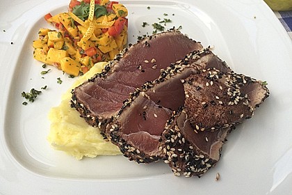 Thunfischfilet in Zimt - Sesam - Kruste auf Chili - Mango - Salat 23