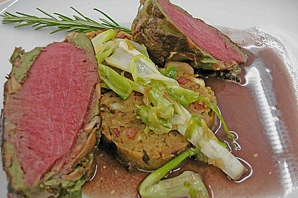 Crepinette vom Bison mit Rotwein - Pfeffersauce und Semmel - Pilz - Kn&ouml;del