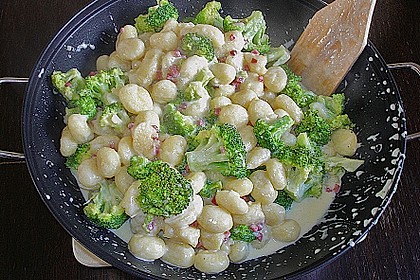 Gnocchi mit Brokkoli und Schinkenw&uuml;rfel