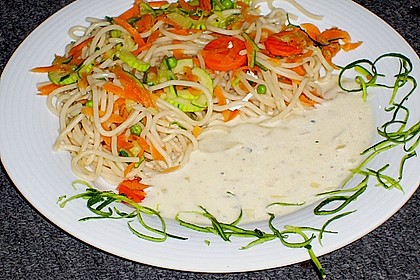 Nudeln mit Zucchini und Möhren und Frischkäse 2