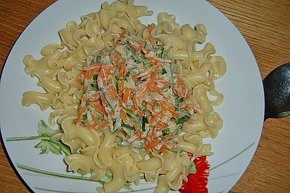 Nudeln mit Zucchini und Möhren und Frischkäse 10