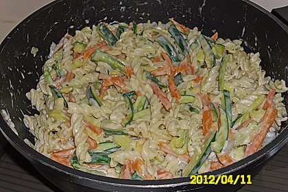 Nudeln mit Zucchini und Möhren und Frischkäse 5