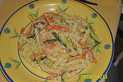Nudeln mit Zucchini und Möhren und Frischkäse 4