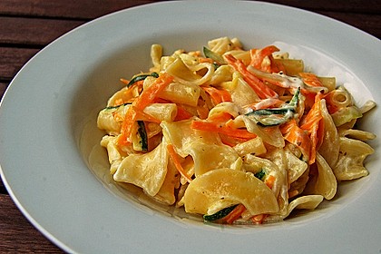 Nudeln mit Zucchini und Möhren und Frischkäse