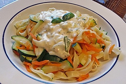 Nudeln mit Zucchini und Möhren und Frischkäse 3