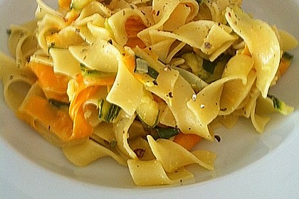 Nudeln mit Zucchini und Möhren und Frischkäse 1