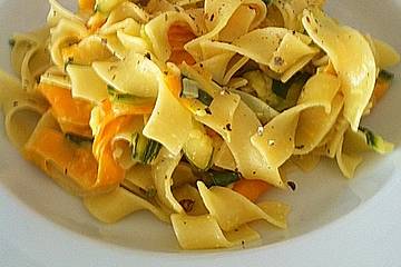Nudeln mit Zucchini und Möhren und Frischkäse